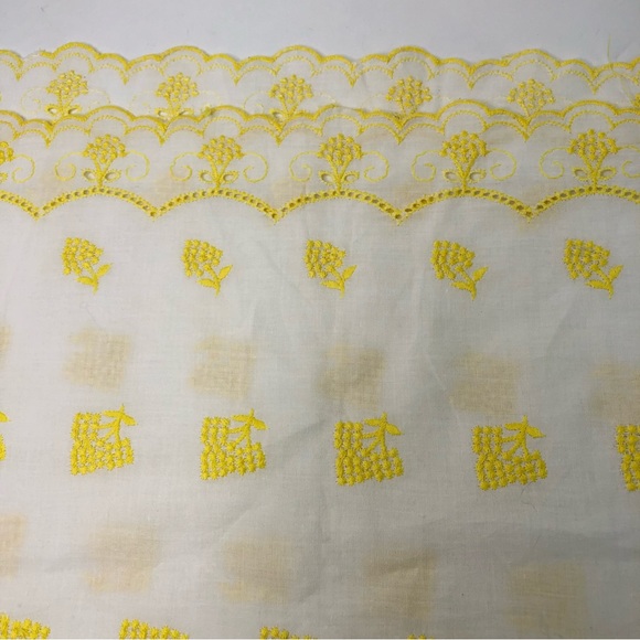 Vintage 1960s White Table Runner Yellow Embroidered Grapes Fruits Scalloped Edge - Picture 7 of 7